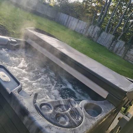 3 Bed Detached House & Hot Tub Villa Wrexham Eksteriør bilde